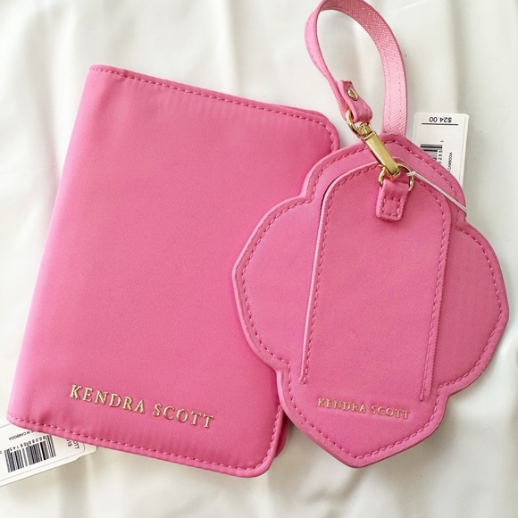 NWT Kendra Scott Luggage Tag and Passport Holder in Pink - Picture 1 of 10